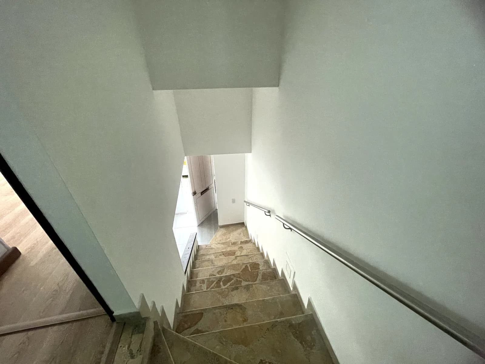 Circulacion interior de casa en Pereira